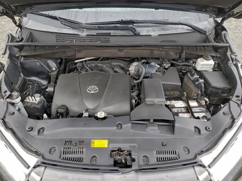 2019 TOYOTA HIGHLANDER SE  