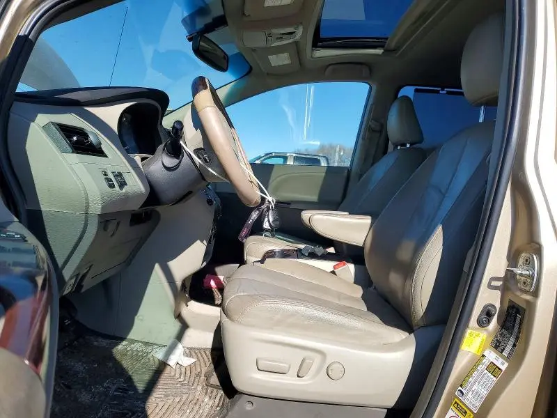 2011 TOYOTA SIENNA XLE  
