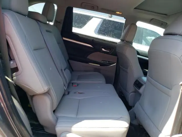 2019 TOYOTA HIGHLANDER SE  