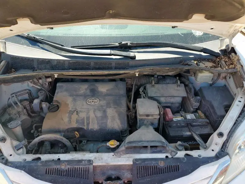 2016 TOYOTA SIENNA LE  