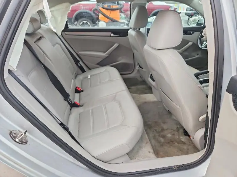 2015 VOLKSWAGEN PASSAT SE  