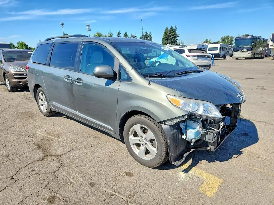 2013 TOYOTA SIENNA LE  