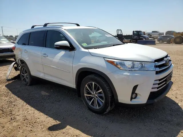 2019 TOYOTA HIGHLANDER SE  
