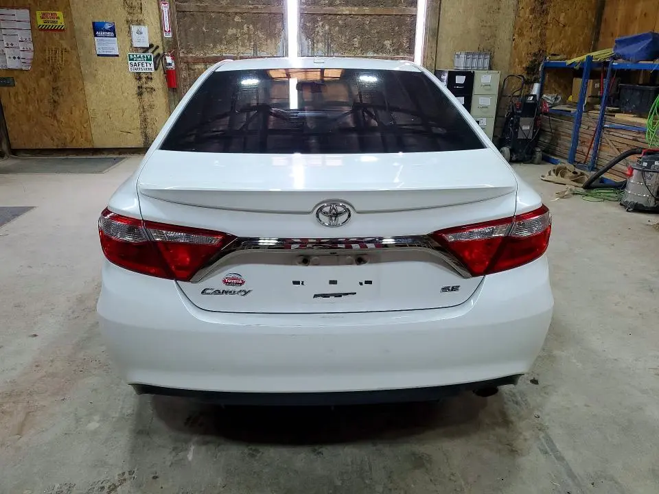 2015 TOYOTA CAMRY SE  