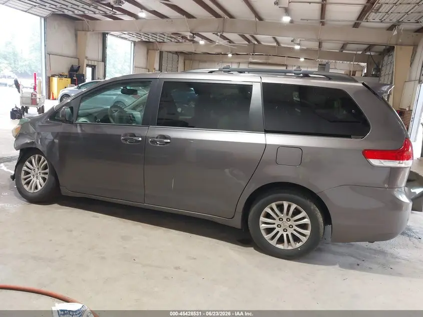 2014 TOYOTA SIENNA XLE V6 8 PASSENGER