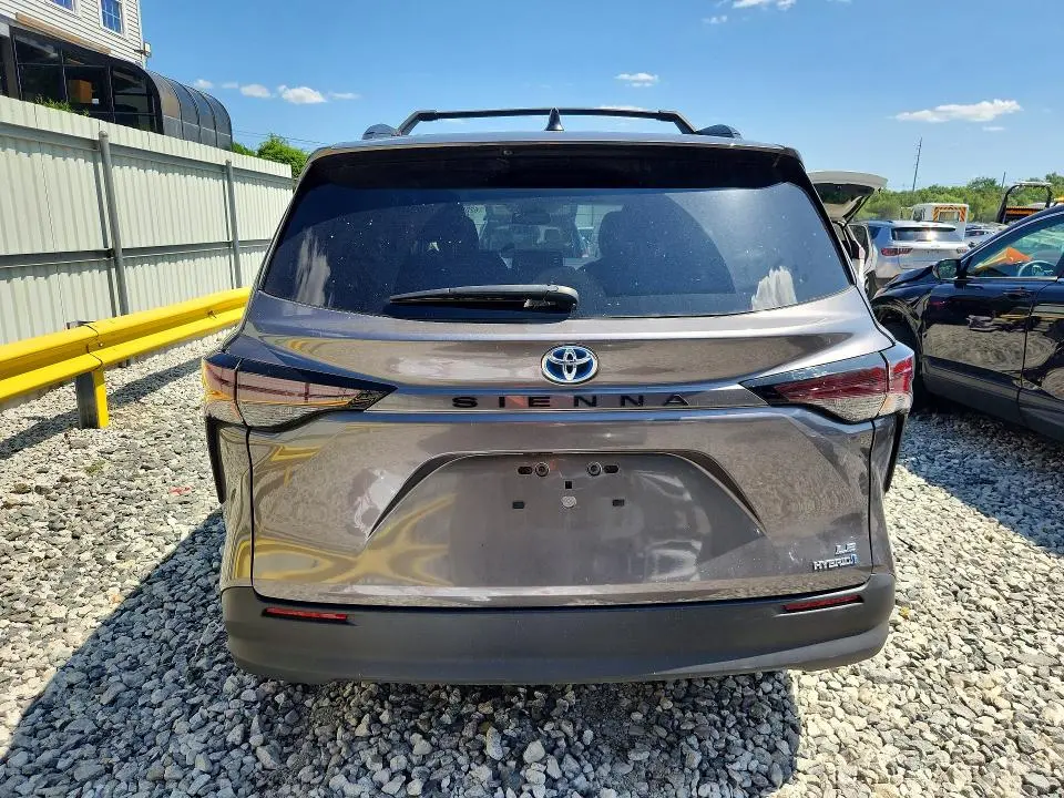 2024 TOYOTA SIENNA LE  