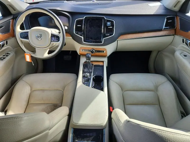 2022 VOLVO XC90 T6 MOMENTUM  