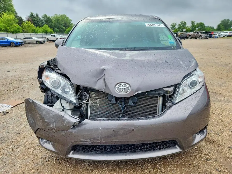 2017 TOYOTA SIENNA LE  