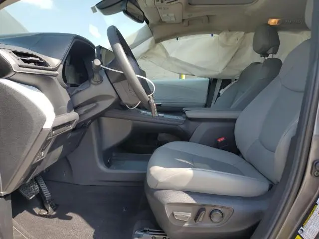 2025 TOYOTA SIENNA XLE  