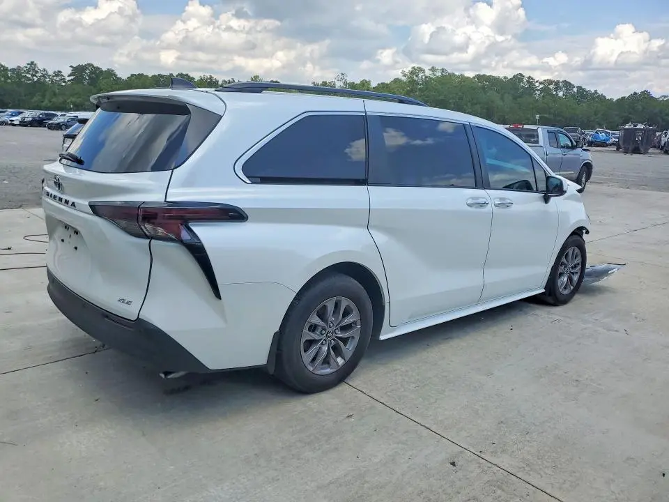 2025 TOYOTA SIENNA XLE 8-PASSENGER  