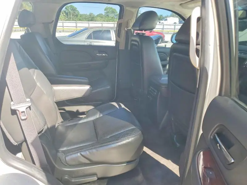 2010 CADILLAC ESCALADE LUXURY  