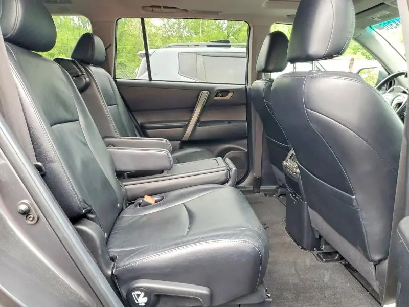 2010 TOYOTA HIGHLANDER SE  