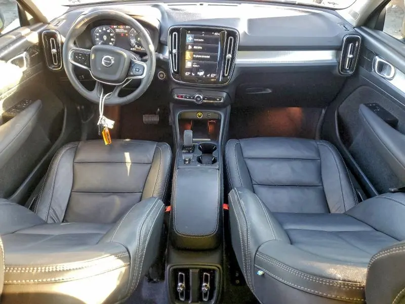 2022 VOLVO XC40 T5 MOMENTUM  