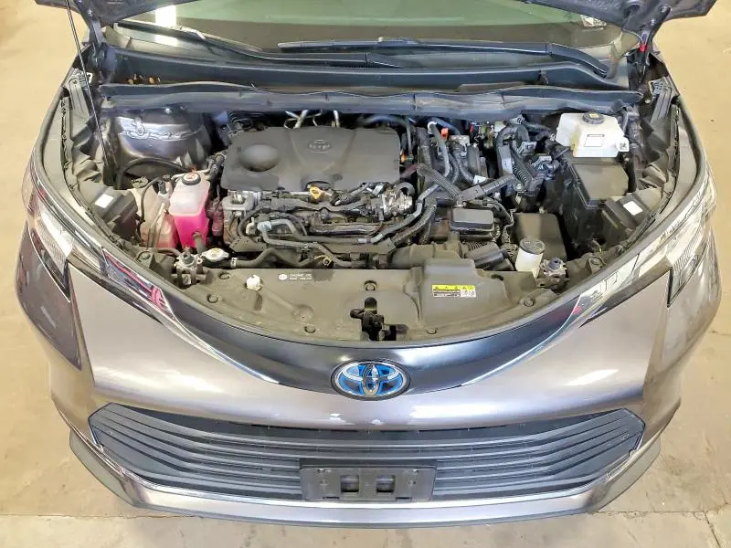 2023 TOYOTA SIENNA XLE  