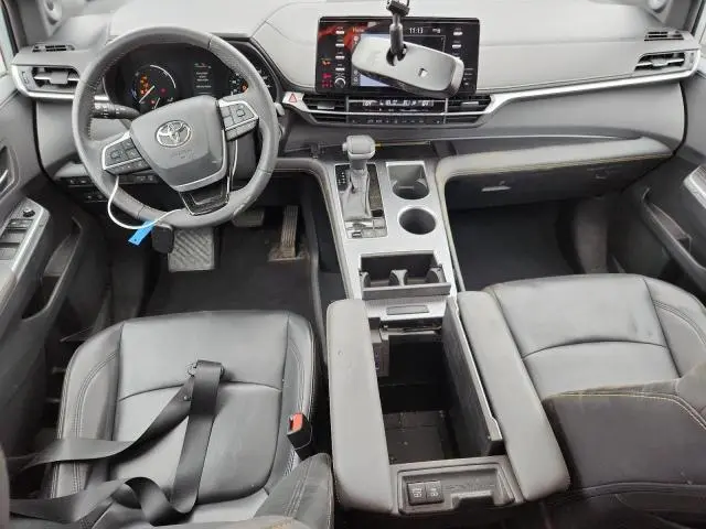 2022 TOYOTA SIENNA XLE  