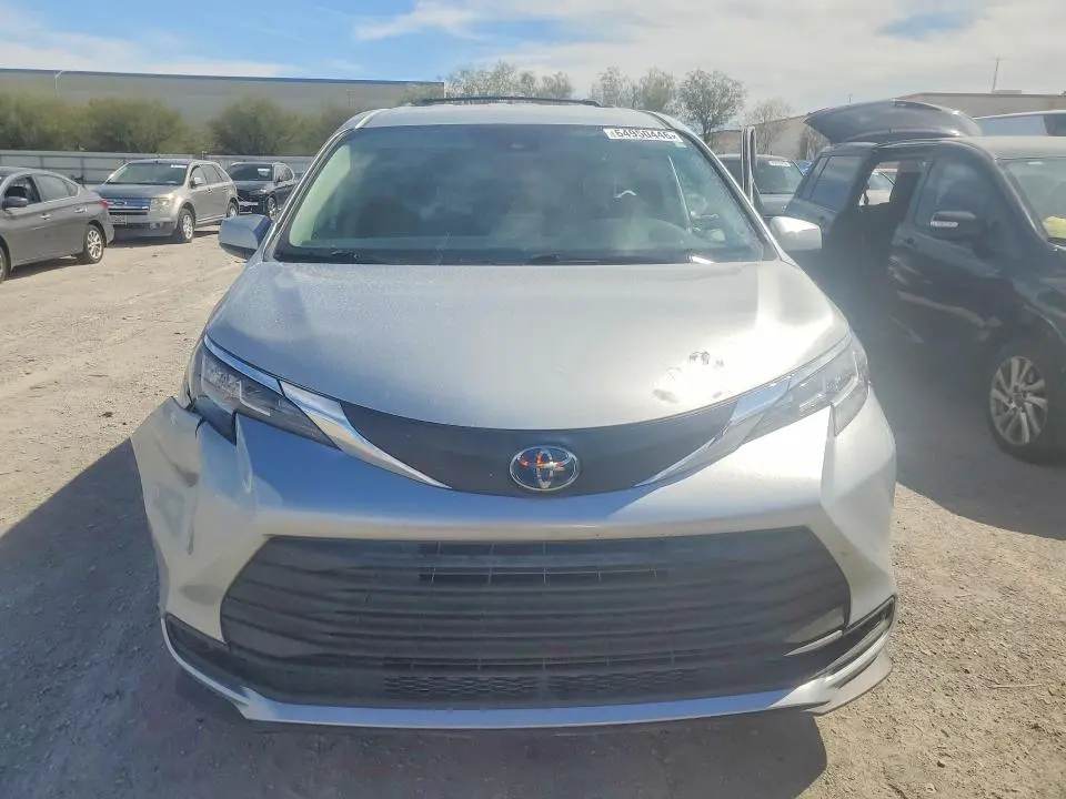 2021 TOYOTA SIENNA LE  