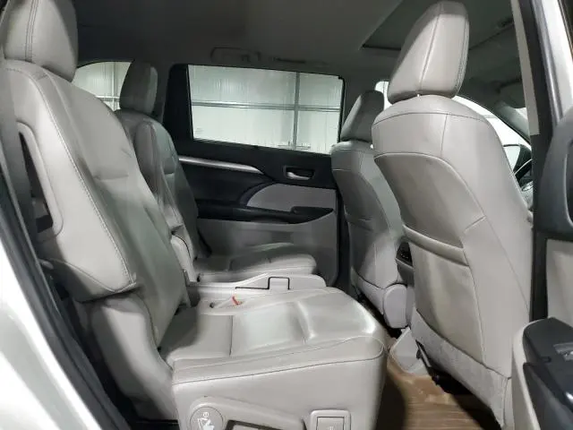 2018 TOYOTA HIGHLANDER SE  