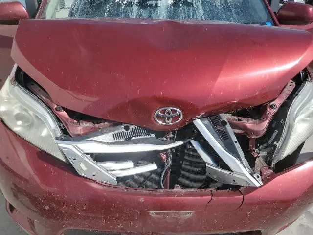 2017 TOYOTA SIENNA XLE  