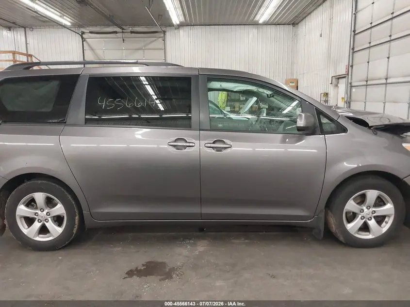 2011 TOYOTA SIENNA LE V6