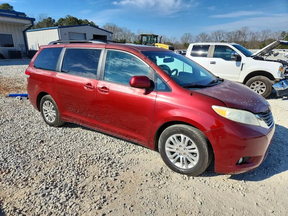 2011 TOYOTA SIENNA XLE  