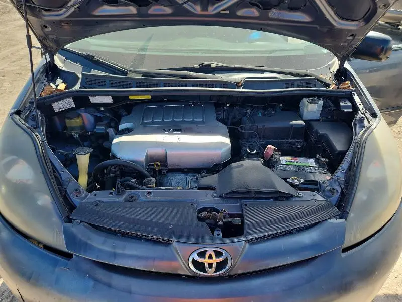 2010 TOYOTA SIENNA LE 8-PASSENGER  