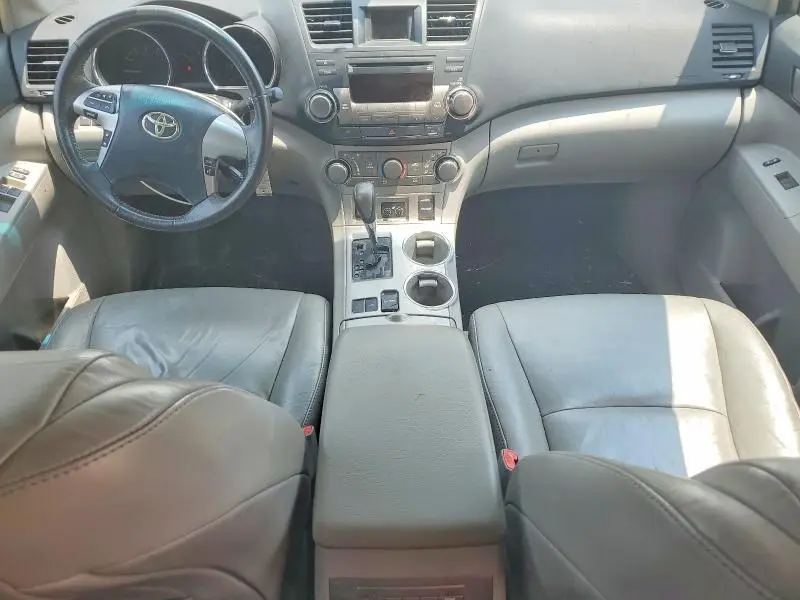 2011 TOYOTA HIGHLANDER SE  