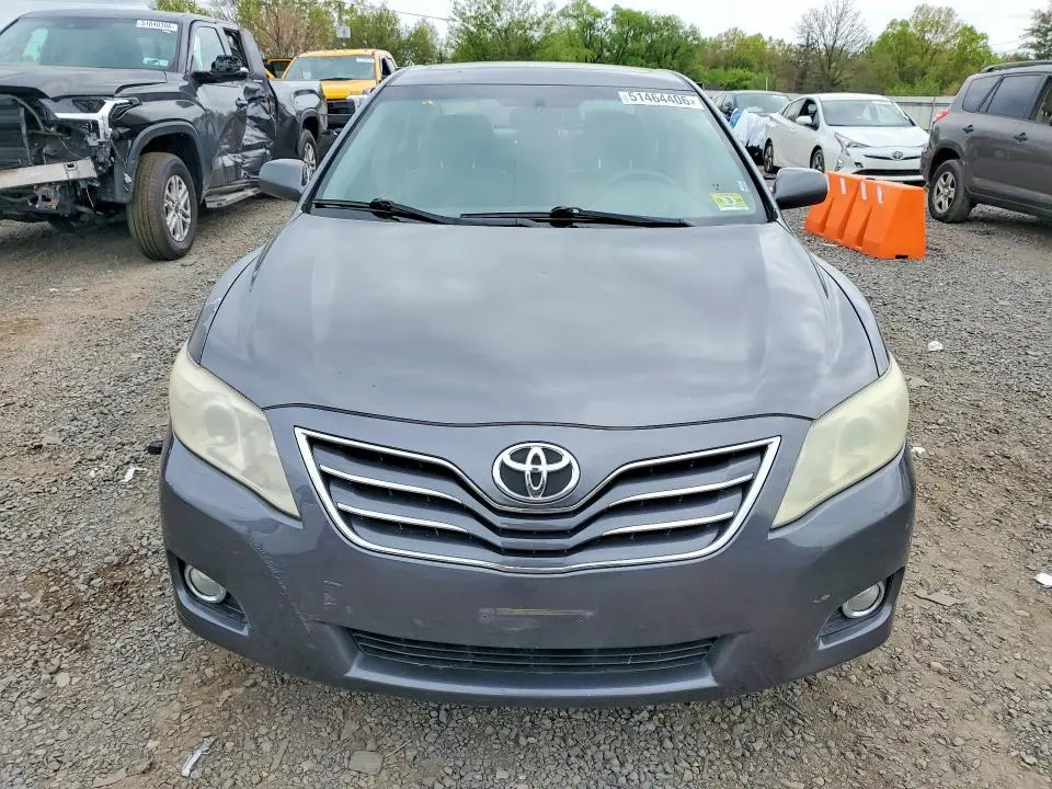 2011 TOYOTA CAMRY XLE V6  