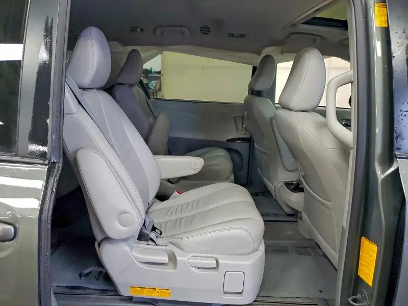 2013 TOYOTA SIENNA XLE  