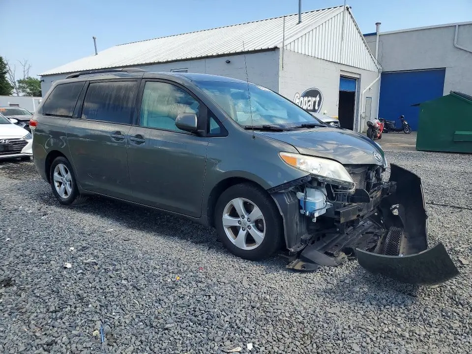 2013 TOYOTA SIENNA LE  