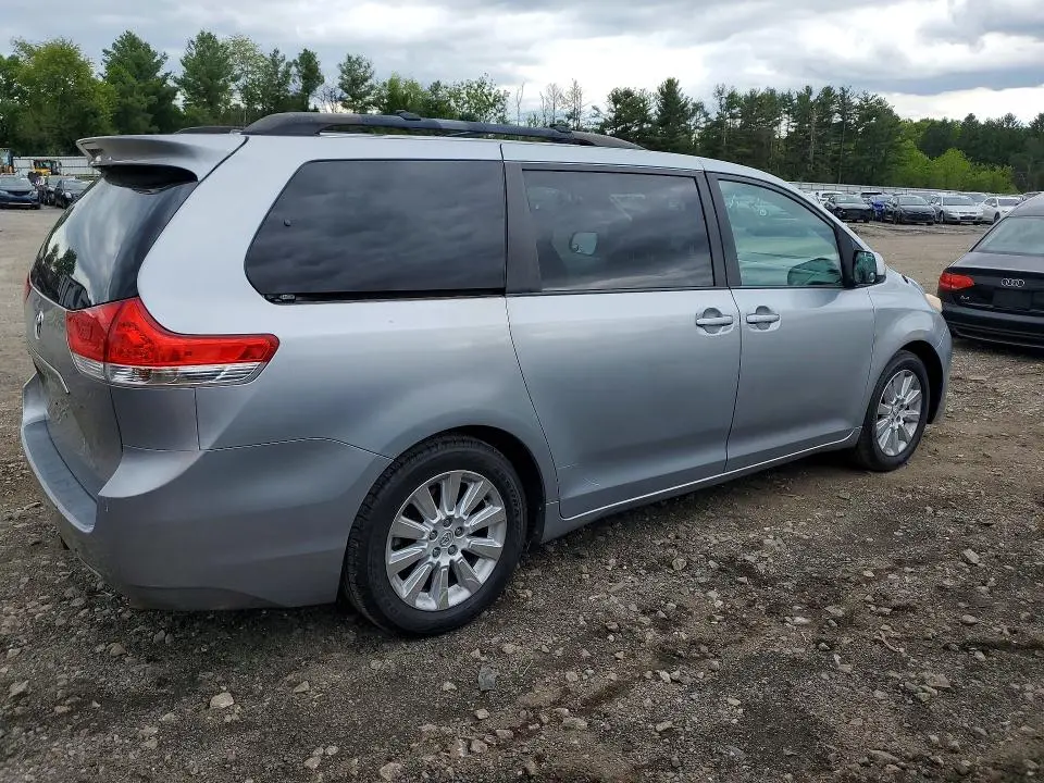 2014 TOYOTA SIENNA XLE 7-PASSENGER  