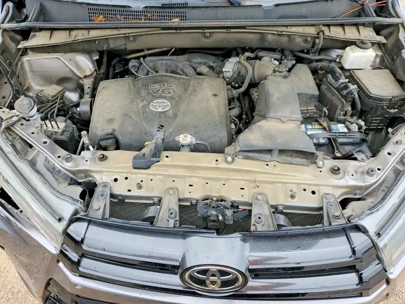 2019 TOYOTA HIGHLANDER SE  