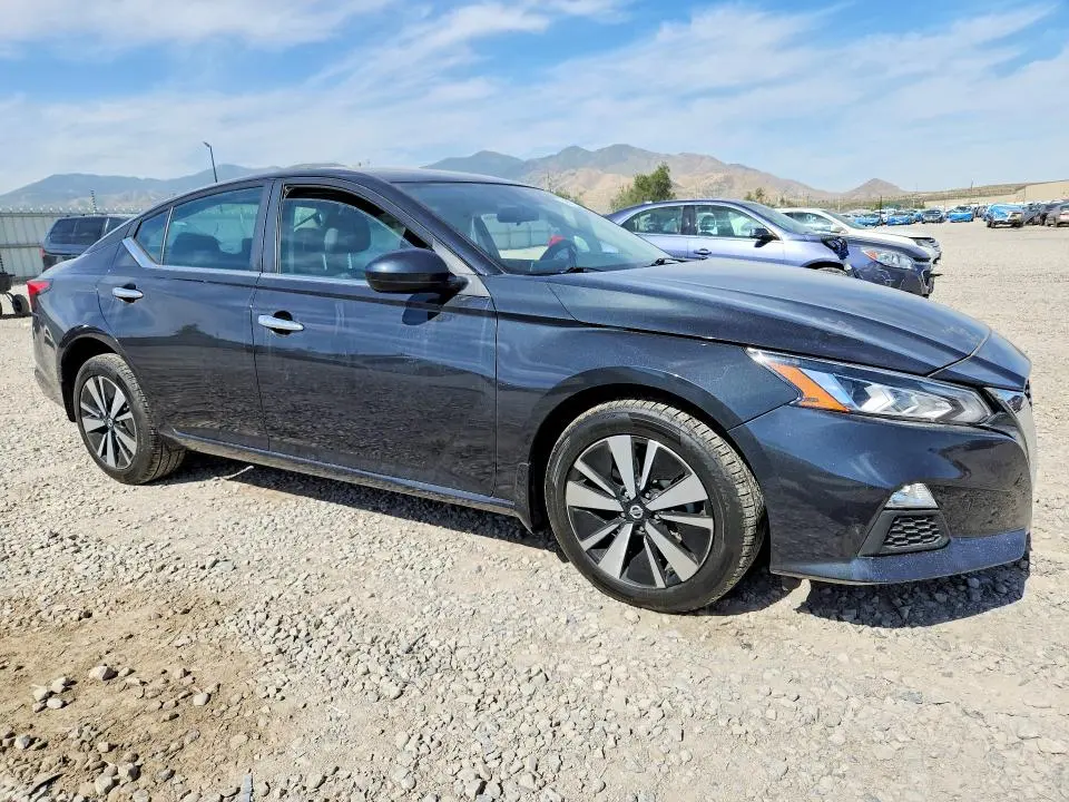 2022 NISSAN ALTIMA SV  