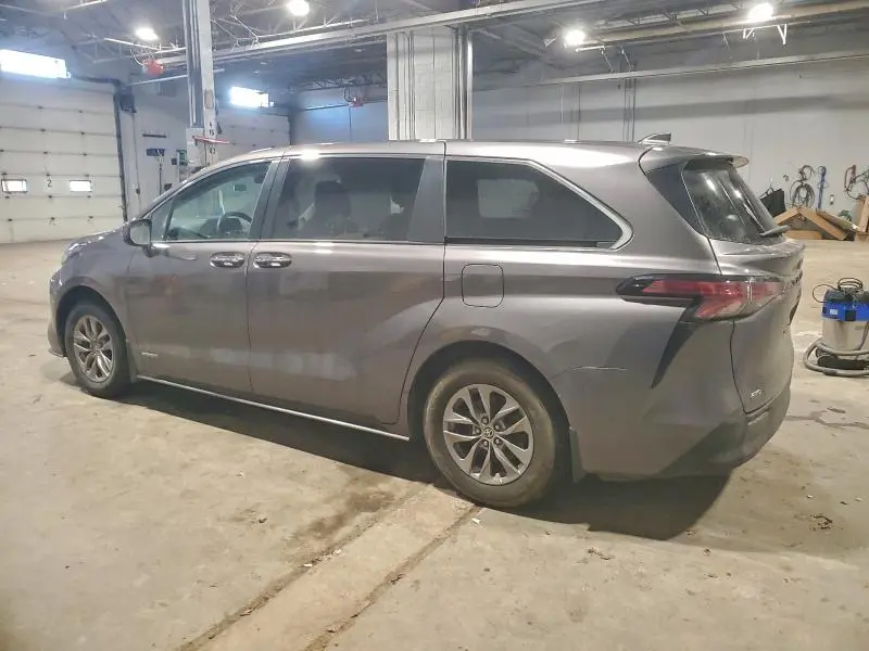 2021 TOYOTA SIENNA LE  