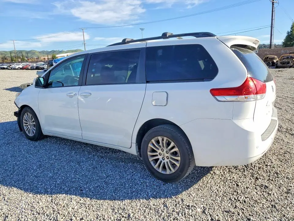 2014 TOYOTA SIENNA XLE 8-PASSENGER  