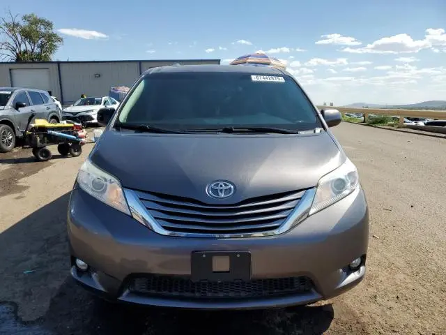 2017 TOYOTA SIENNA XLE  