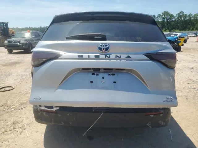2023 TOYOTA SIENNA XLE  