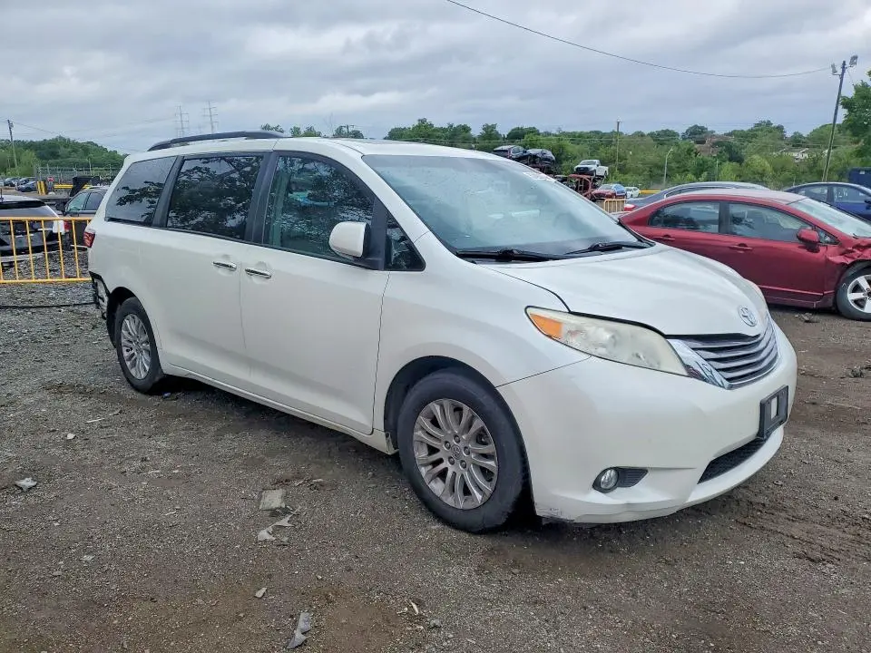 2016 TOYOTA SIENNA XLE 8-PASSENGER  