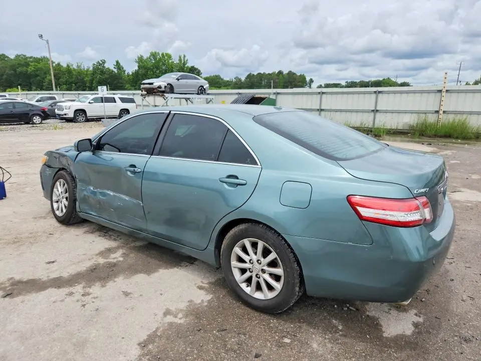 2011 TOYOTA CAMRY XLE V6  