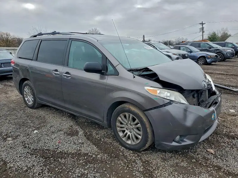 2013 TOYOTA SIENNA XLE  