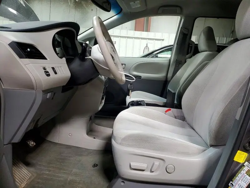 2013 TOYOTA SIENNA LE  