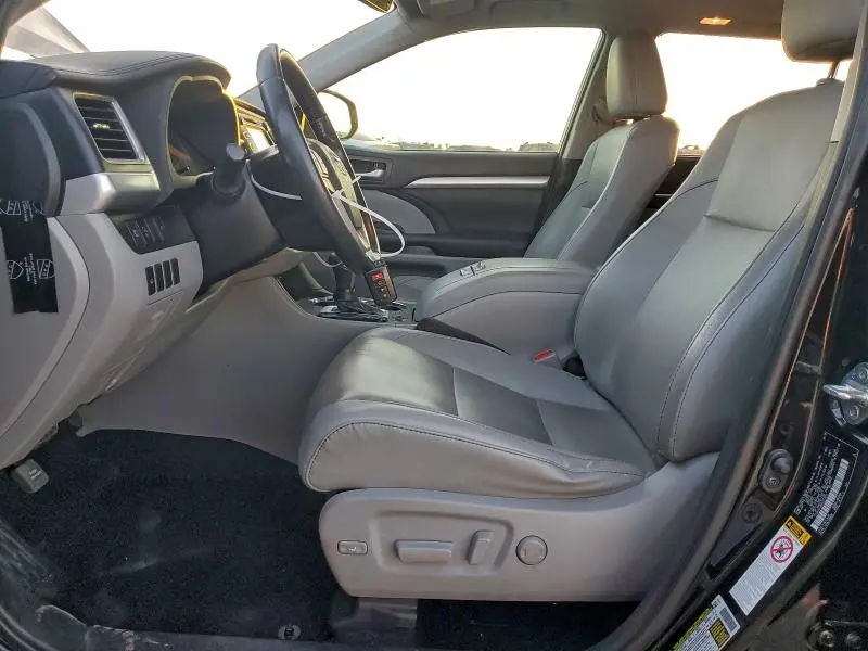 2019 TOYOTA HIGHLANDER SE  