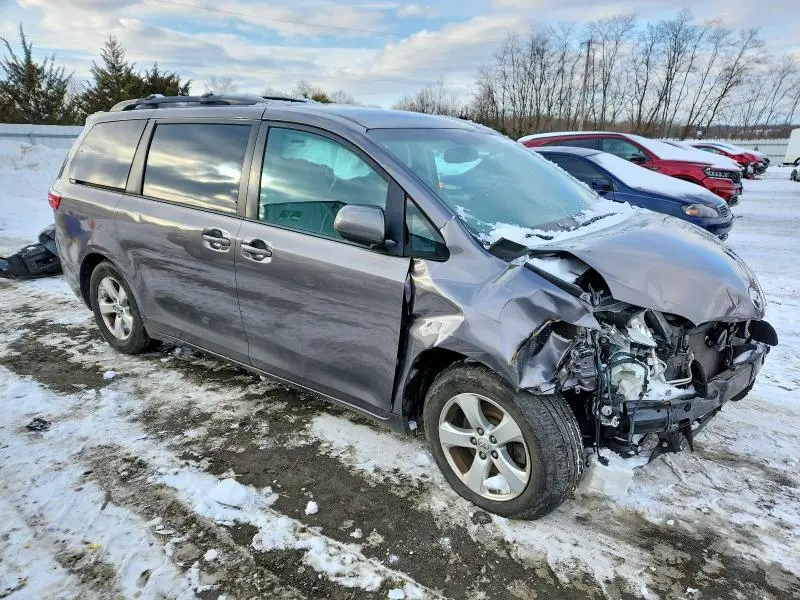 2017 TOYOTA SIENNA LE  