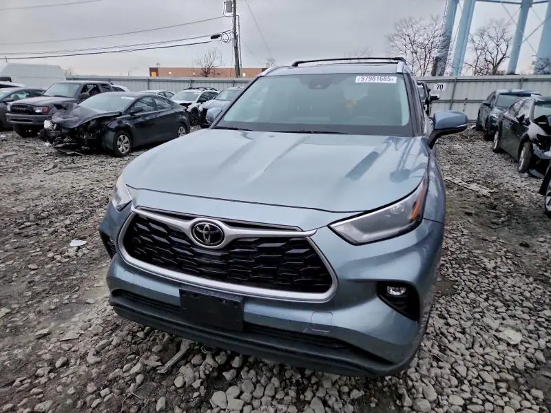 2021 TOYOTA HIGHLANDER XLE  