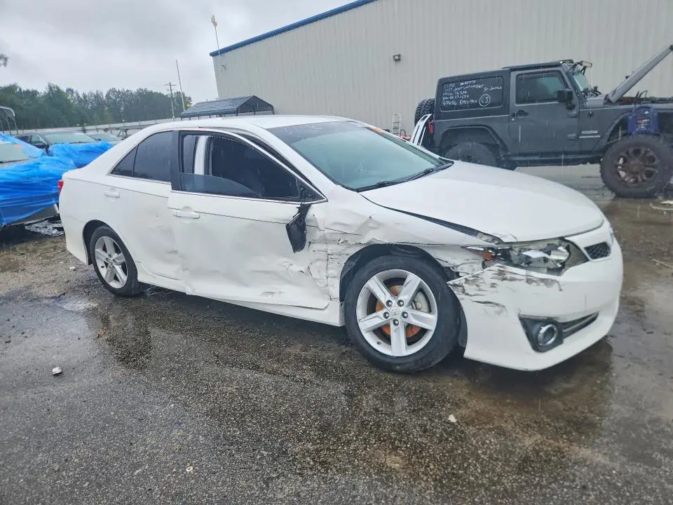 2014 TOYOTA CAMRY SE  