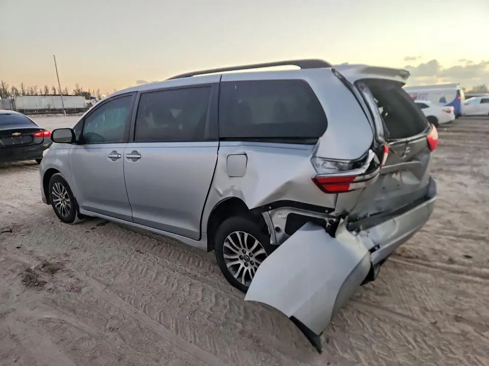 2020 TOYOTA SIENNA XLE 8-PASSENGER  