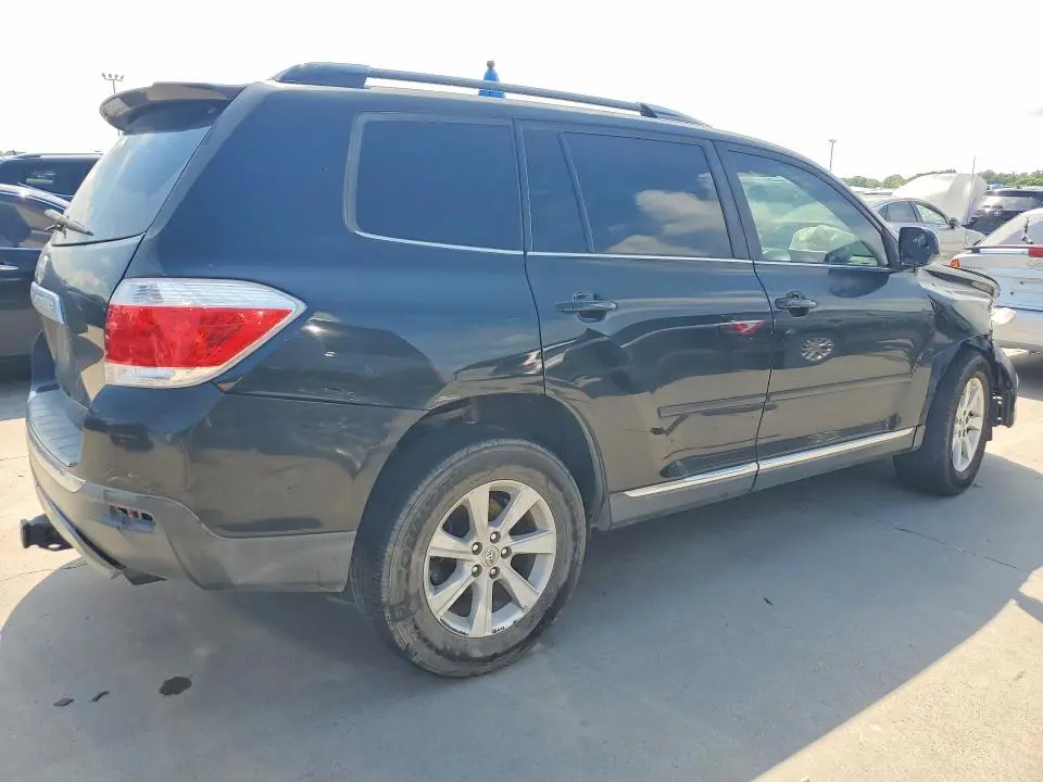 2011 TOYOTA HIGHLANDER SE  