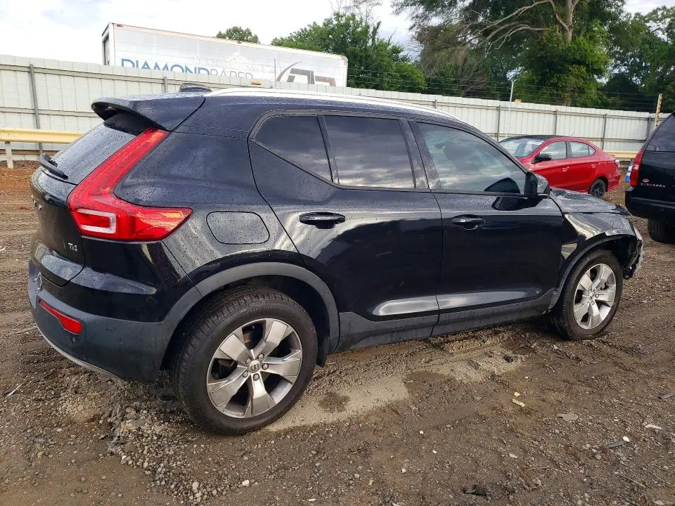 2020 VOLVO XC40 T4 MOMENTUM  