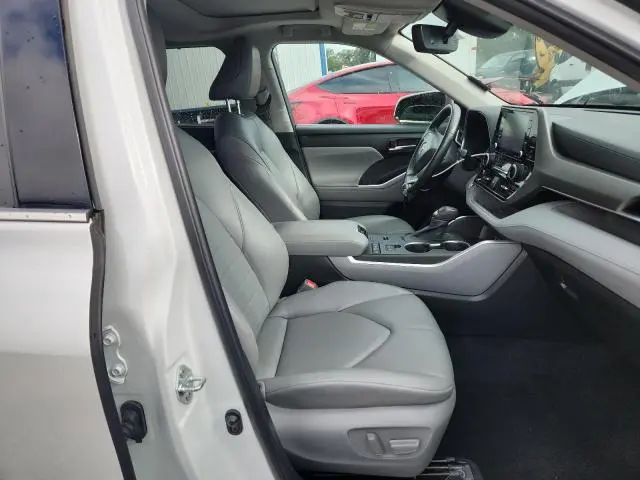 2022 TOYOTA HIGHLANDER XLE  