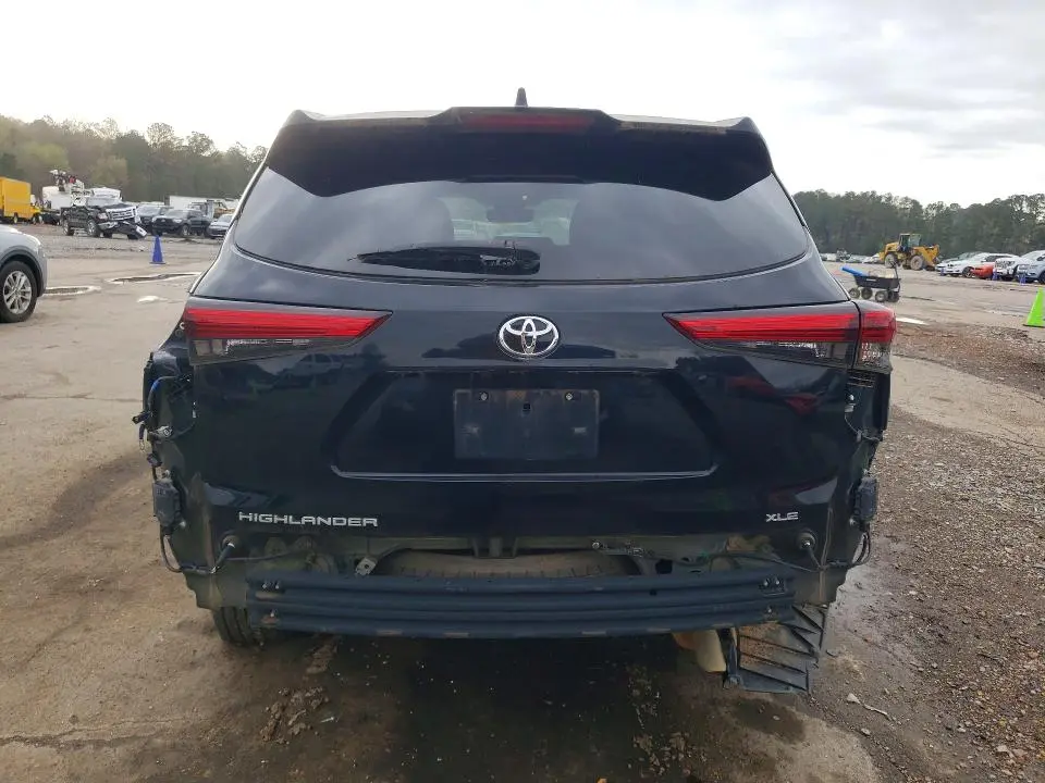 2021 TOYOTA HIGHLANDER XLE  