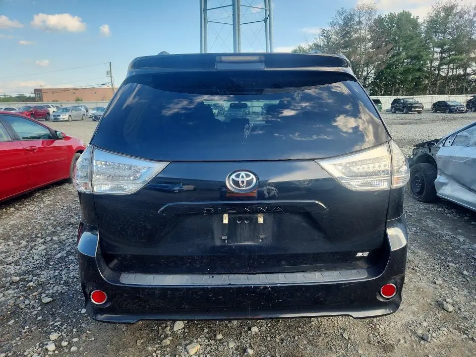 2017 TOYOTA SIENNA SE  